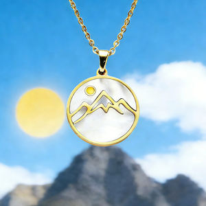 Collana con Ciondolo Rotondo in Acciaio Inossidabile Placcato Oro Vero, Motivo Montagne e Seme di Senape, Regalo per Donne, Resistente all'Ossidazione - Product Image 1