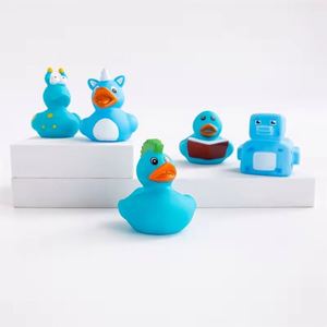 2026 Venta al por mayor de patitos de goma chirriantes de vinilo de 2 pulgadas, surtidos, con estampados de animales flotantes para bebés - Product Image 1