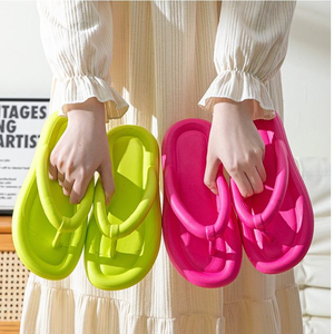 เทรนด์แฟชั่นฤดูร้อน รองเท้าแตะแบบหนีบสำหรับผู้หญิง ดีไซน์นุ่มรูปตัววี พื้นเรียบ ระบายอากาศได้ดี เหมาะสำหรับใส่กลางแจ้ง - Product Image 2
