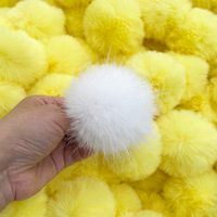 Pompons en fausse fourrure en gros en stock pour accessoires sportifs DIY, pendentifs, garnitures, boules en peluche pour chaussures, chapeaux et vêtements