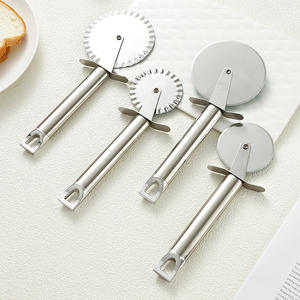 Cortador de <span class=keywords><strong>Pizza</strong></span> con Mango Colorido y Elegante, Cuchilla de Acero Inoxidable Resistente para Cortar Masa de Galletas y Brownies - Product Image 4