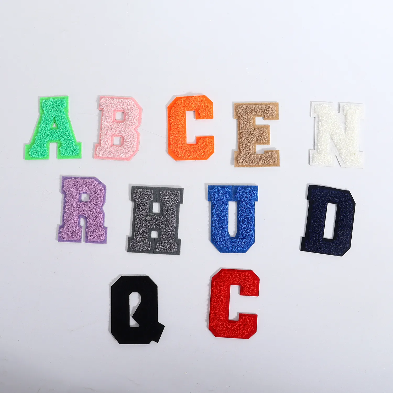 Individuelles niedriges MOQ 6.2 cm Alphabet selbstklebende Buchstaben A-Z Aufkleber Briefe klebe Handtuch Stickerei Aufkleber für Chenille-Buchstaben Patches
