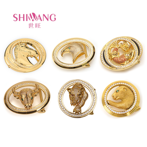 Hebilla de Cinturón de Metal de Aleación de 68 mm con Forma Personalizada, Grabada en Oro - Product Image 1