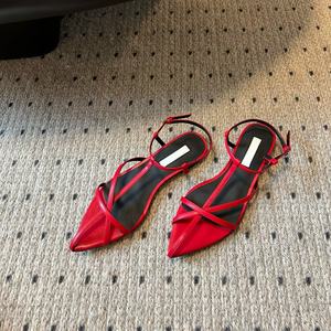 Zapatos de Diseño de Lujo Minimalistas con Lazo de Cuero Genuino en Color Rojo Brillante en Contraste, Punta Puntiaguda, Elegantes, Tendencia de Moda para Mujer - Product Image 1