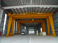 Pont roulant à double poutre de type A avec crochet de levage, capacité de 5 à 800 tonnes, utilisé en extérieur pour la manutention et le transfert de marchandises.