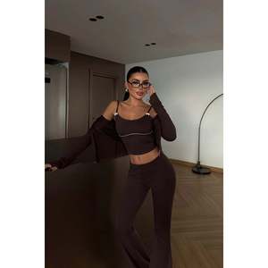 Traje Corto Marrón con Decoración de Botones - Product Image 2