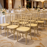 Chaise de banquet à dossier croisé en plastique empilable pour hôtel, mariage, fête et restauration - Vente en gros