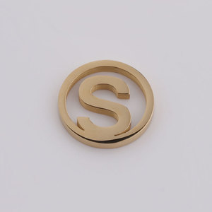 Plaqué or rond 26 A-Z <span class=keywords><strong>Alphabet</strong></span> <span class=keywords><strong>lettre</strong></span> charmes bijoux pendentif or 18K bricolage Bracelets collier fabrication de bijoux artisanat vente en gros - Product Image 3
