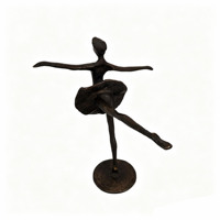 Sculpture moderne en cuivre faite à la main, figurine de ballerine en position de coup de jambe haute, décoration de bureau à domicile