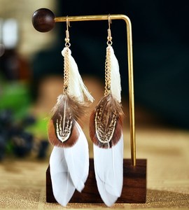 Personalizar venta al por mayor a granel Vintage hecho a mano bohemio largo borla pluma Real gota colgante <span class=keywords><strong>aro</strong></span> fino pendiente de moda para mujer - Product Image 3