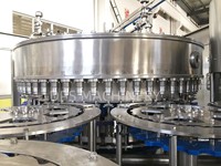 Combien coûte une machine de remplissage d'eau trois en un 32-32-10, ligne de production de remplissage d'eau potable entièrement automatisée