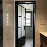 Porte battante intérieure moderne de style français avec cadre en métal noir, design en verre dépoli en forme d'arche, étanche, pour hôtel, appartement, usage commercial