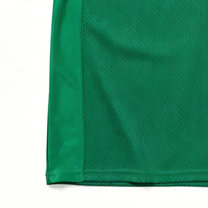 เสื้อฟุตบอลตาข่ายแบบปรับแต่งได้สำหรับผู้ชาย สีเขียวขาว คอวี แขนสั้น ระบายอากาศได้ดี แห้งเร็ว เสื้อยืดกีฬา สไตล์วินเทจ สตรีทแวร์ - Product Image 5