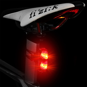 Feu arrière de vélo Yueli à induction magnétique LED étanche pour VTT, lumière d'avertissement pour la conduite - Product Image 1