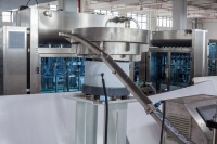 Machine de remplissage automatique de liquides de grande capacité et haute précision pour fûts de grande taille