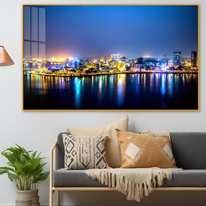 Impresión en Porcelana Cristal con Vista Nocturna Urbana Moderna - Arte de Pared Enmarcado para Dormitorio y Oficina - Product Image 1