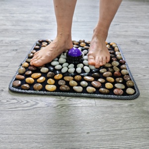 [Estuche de Regalo] Tapete de Masaje para Pies con Piedras Naturales Rain Flower, Control de Tiempo, Alimentación USB, 40x40cm, Tapete para el Hogar con Acupresión, Hecho en China - Product Image 1