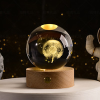 Vente en gros d'usine, sphère décorative en verre cristal K9 avec base en bois LED gravée au laser 3D, design personnalisé d'animaux marins