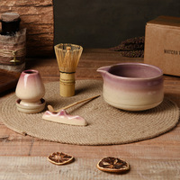 Cuenco de Cerámica Hecho a Mano para Matcha con Boquilla Vertedora, Chawan Único con Degradado Morado Alterado en Horno para la Ceremonia del Té Japonés