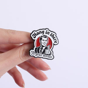 Épinglette en émail « Attendez, ça s'empire » avec slogan satirique amusant, broche « Pouce en l'air », badge de revers, bijou, cadeau, vente en gros - Product Image 4