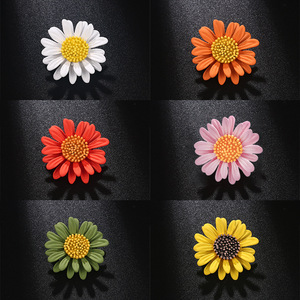 เข็มกลัดลายดอกเดซี่เคลือบสีแบบหยดน้ำมัน ดีไซน์หรูหรา เครื่องประดับสำหรับผู้หญิง เข็มกลัดดอกเดซี่ขนาดเล็ก - Product Image 4