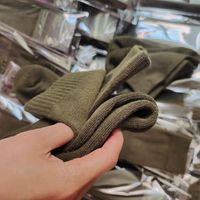 Chaussettes de randonnée épaisses en coton 100% pour hommes, couleur vert armée, fabriquées par un fabricant de chaussettes.