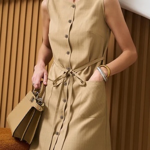 Vestido Casual Elegante para Mujer, Diseño OEM Personalizado, Sexy, Sin Mangas, Verano, Tejido Sólido, Largo hasta la Rodilla, Cuello Redondo, Botones, Beige Blanco - Product Image 3