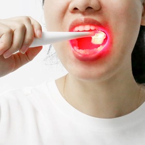 <span class=keywords><strong>Brosse</strong></span> <span class=keywords><strong>à</strong></span> dents <span class=keywords><strong>à</strong></span> lumière rouge rechargeable 604i avec 2 brossettes supplémentaires, thérapie par lumière rouge 620nm LED, vibration, FDA CE IPX6, soin des gencives sensibles/rétractées - Product Image 6