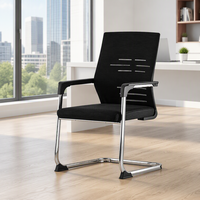Chaise de bureau visiteur cantilever, cadre chromé, dossier haut en maille noire, base renforcée argentée, rembourrage, par le leader de l'industrie du mobilier