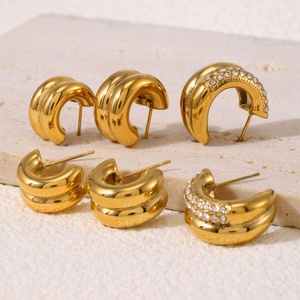 ต่างหูรูปทรง CC สีทองเงินแบบวงแหวนคู่ เชื่อมต่อกัน ทำจากสแตนเลสสตีล ชุบ PVD สำหรับผู้หญิง - Product Image 3