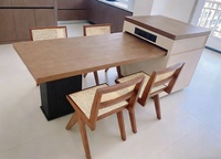 Îlot de cuisine minimaliste italien avec table à manger escamotable, comptoir en bois grainé, grande capacité de rangement pour usage hôtelier