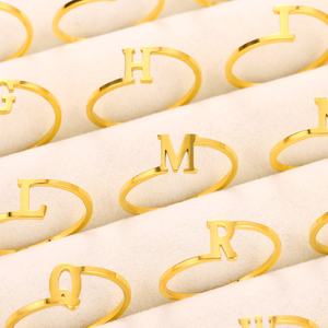 Bague en acier inoxydable plaqué or avec 26 lettres, bijoux initiaux pour femme, style classique, idéale pour le quotidien, option cadeau - Product Image 2