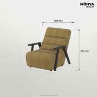 Fauteuil lounge NORYA à dossier haut rembourré en tissu marron avec accoudoirs en bois massif pour salon, meubles en bois et salle de lecture