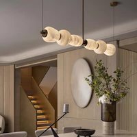 Lustre en marbre et cuivre, long, à une seule rangée, de conception artistique ; éclairage de style nordique de luxe léger pour salle à manger et îlot de cuisine