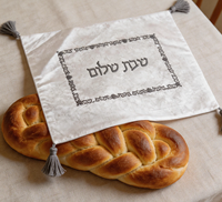 Housse de Challah en Lin Gris avec Lettres Hebraïques et Pompon, Personnalisée, pour Shabbat, Fêtes Familiales et Rituels Juifs