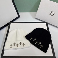 Sombrero de punto con logotipo de metal Sombrero de invierno Protección auditiva de moda Gorro frío cálido Gorro de punto para parejas Gorro con puños
