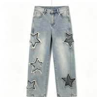 Pantalon en jean délavé bleu clair durable pour homme, taille mi-haute, coupe droite, avec bords bruts, patchs bicolores et effet usé, style Y2K Grunge Streetwear Tendance