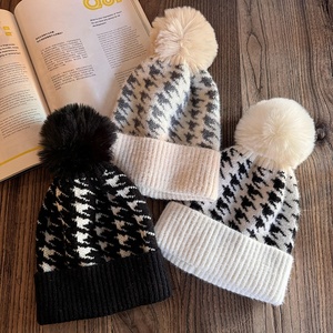 Vente en gros <span class=keywords><strong>pas</strong></span> <span class=keywords><strong>cher</strong></span> prix Pom Pom Beanie chapeaux casquette d'hiver sur mesure avec impression de haute qualité pour la scène de plage - Product Image 2