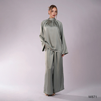 Ensemble coordonné musulman deux pièces en satin à col montant, avec chemisier à nœud à nouer au dos et manches évasées, et pantalon à taille élastique et jambes larges, tenue modeste