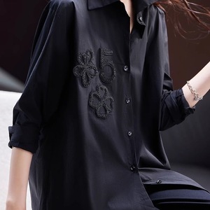 Nuova Camicia Casual <span class=keywords><strong>da</strong></span> Donna 2026 - Applicazione Floreale con Perline e Numero 5, Blusa Bianca Oversize a Maniche Lunghe - Product Image 3