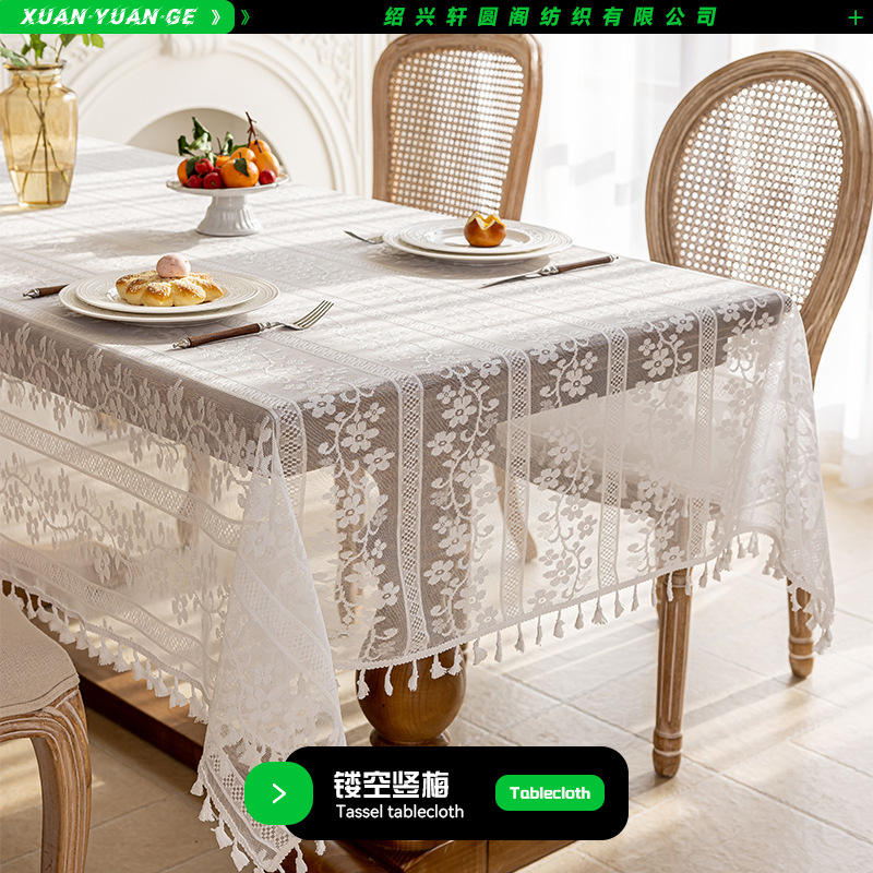 Nappe à pompons en fleur de prunier verticale évidée