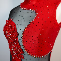 Robe de danse lyrique de conception asymétrique rouge pour femmes avec strass étincelants Appliques florales 3D pour vêtements de performance de salle de bal