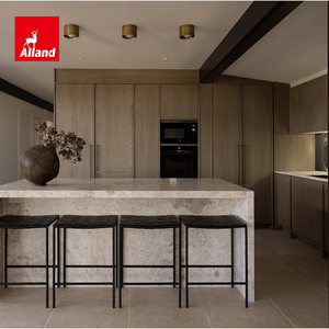 Mobile da Cucina Alland Moderno con Texture Rovere Sfumato e Linee Pulite, con Isola Cucina in <span class=keywords><strong>Pietra</strong></span> Calda Effetto Cascata per Ristrutturazioni Residenziali - Product Image 1