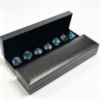 LuxeRoll – Jeu de dés en verre cristal bleu ciel, 7 pièces, motif chat gravé, dés polyédriques, chiffres en encre dorée, pour DND RPG et jeux de table
