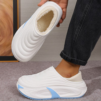 Sabots fourrés d'hiver pour femmes et hommes, sabots à plateforme en EVA imperméables à semelle épaisse, pantoufles chaudes et moelleuses à dos fermé pour l'intérieur et l'extérieur