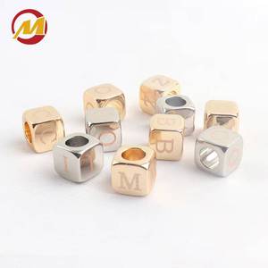 Pendentifs en forme de cube en métal de haute qualité avec effet d'électroplaqué durable, adaptés aux bijoux et aux accessoires de sacs - Product Image 2