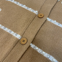 Private Labels. Damen-Strickjacke mit Rundhalsausschnitt, Perlenbesatz, Gittermuster, Knöpfen, Gerippten Bündchen und Saum, Reguläre Passform, Lässiger Strick-Cardigan