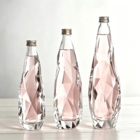 Bouteille en verre haut de gamme facettée et gravée de 500 ml et 750 ml pour eau gazeuse, eau potable, jus, avec bouchon à vis, en stock