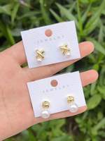 Anting-anting tusuk titanium berlapis emas 18k dengan zircon, desain bunga kecil bergaya pastoral, perhiasan halus modis grosir.