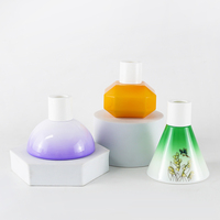 Diffuseur de parfum à bâtonnets en verre décoratif de différentes formes avec couvercle pour le confort domestique